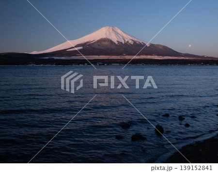 山中湖から見た冬の朝の紅山 山中湖から見た冬の朝の紅山 139152841
