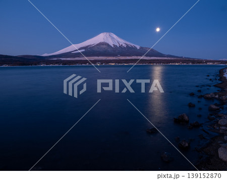 山中湖から望む夜明けの逆さ紅逆さ鳥海 139152870