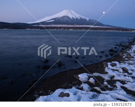山中湖から見た冬の山中湖とダイヤモンド冠雪のカップルのシルエット 139152873