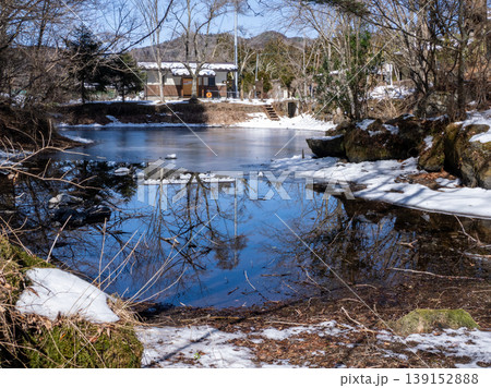 雪の残る早春の渓流 雪の残る早春の渓流 139152888