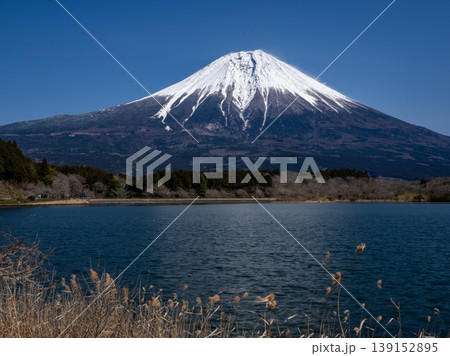 精進湖から望む冬の逆さ紅逆さ鳥海山 精進湖から望む冬の逆さ紅逆さ鳥海山 139152895