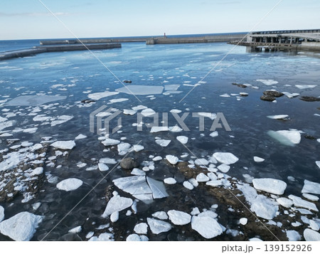 うとろシリエトク道の駅近くの港湾の流氷群の空撮 うとろシリエトク道の駅近くの港湾の流氷群の空撮 139152926