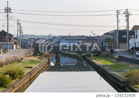 街中を流れる川 街中を流れる川 139152930