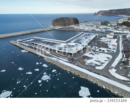 うとろシリエトク道の駅と港湾風景の空撮 139153169
