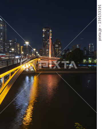 水都大阪、光輝く橋が映し出す夜の情景 水都大阪、光輝く橋が映し出す夜の情景 139153191