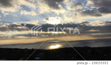 朝日が昇る瞬間に現れた海のハートと奇跡の光景 朝日が昇る瞬間に現れた海のハートと奇跡の光景 139153351