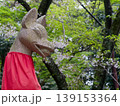 春の稲荷神社の狐の石像 139153364