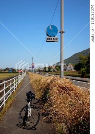 歩道と自転車道 青切符 【縦位置】 139153374