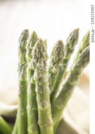 新鮮な緑のアスパラガスを並べた水滴輝く春野菜の写真 新鮮な緑のアスパラガスを並べた水滴輝く春野菜の写真 139153407