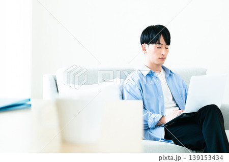 リビングでパソコンを使う男性 139153434