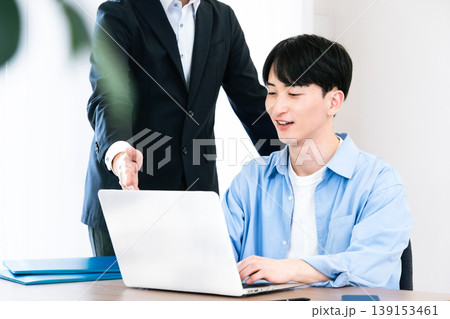 打ち合わせをする男性 打ち合わせをする男性 139153461