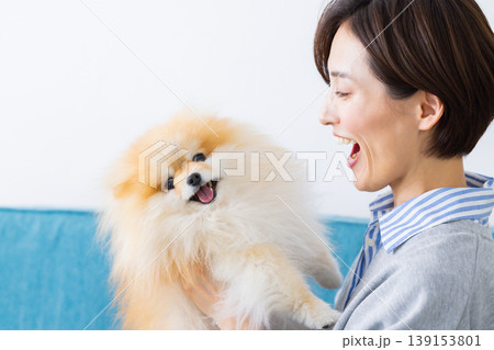 ライフスタイル 愛犬を抱っこしている女性 ライフスタイル 愛犬を抱っこしている女性 139153801