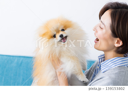 ライフスタイル　愛犬を抱っこしている女性 139153802