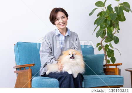 ライフスタイル　愛犬を抱っこしている女性 139153822