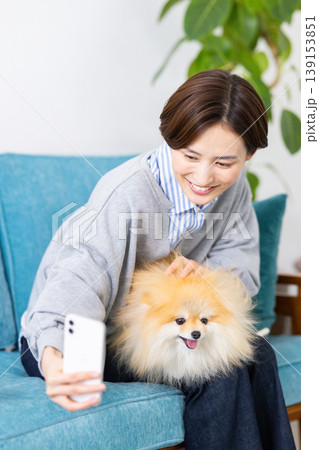 ライフスタイル 愛犬の写真をスマホで撮影する女性 ライフスタイル 愛犬の写真をスマホで撮影する女性 139153851