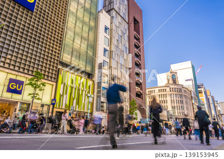 日本の東京都市景観4月12日。外国人観光客らで賑わう銀座の歩行者天国。縁石で休憩する外国人がズラリ 139153945