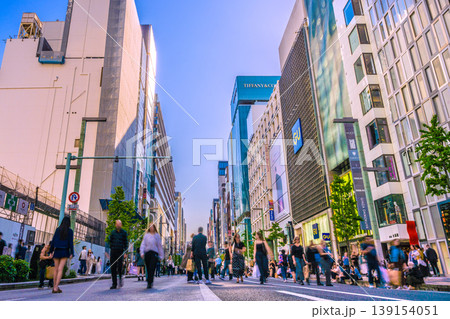 日本の東京都市景観4月12日。外国人観光客らで賑わう銀座の歩行者天国。縁石で休憩する外国人がズラリ 日本の東京都市景観4月12日。外国人観光客らで賑わう銀座の歩行者天国。縁石で休憩する外国人がズラリ 139154051