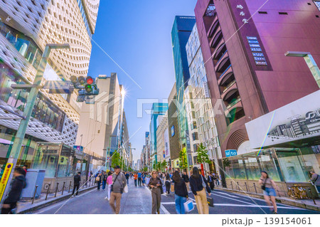 日本の東京都市景観4月12日。インバウンド続く…外国人観光客らで賑わう銀座の歩行者天国。希望の光… 日本の東京都市景観4月12日。インバウンド続く…外国人観光客らで賑わう銀座の歩行者天国。希望の光… 139154061