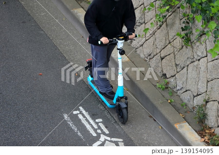 路上を走行中の電動キックボード 路上を走行中の電動キックボード 139154095