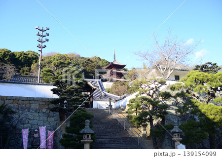 尾道西国寺境内石段前より三重塔を臨む 139154099