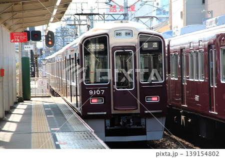 阪急服部天神駅を出発する大阪梅田行き普通電車 139154802