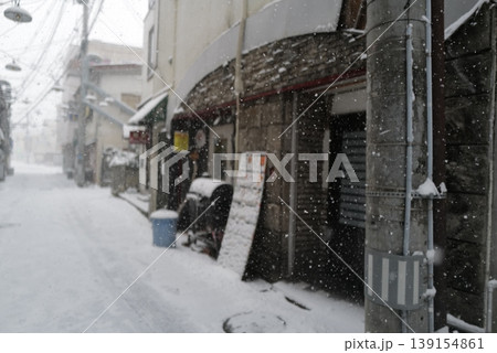 雪降る街角 雪降る街角 139154861