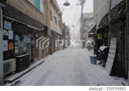 雪降る街角 139154862