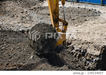 工事現場の油圧ショベル 139154937