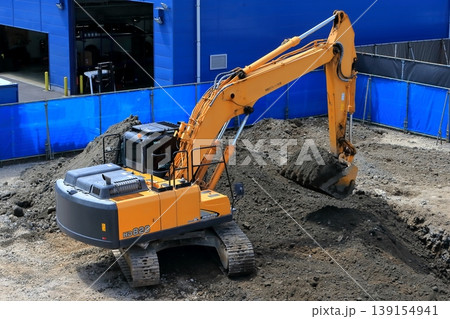 工事現場の油圧ショベル 工事現場の油圧ショベル 139154941