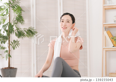 スポーツをする女性 スポーツをする女性 139155043