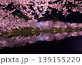 弘前城の堀端の夜桜 139155220
