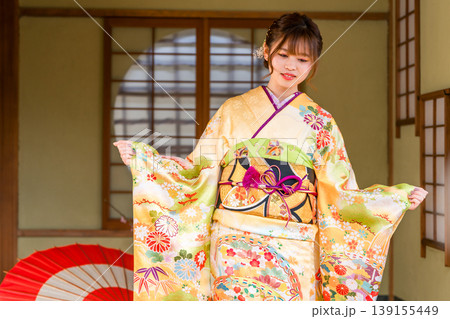 和室にいる振袖姿の若い日本人女性(二十歳の集い,成人式) 和室にいる振袖姿の若い日本人女性(二十歳の集い,成人式) 139155449