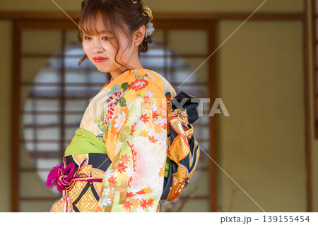 和室にいる振袖姿の若い日本人女性(二十歳の集い,成人式) 和室にいる振袖姿の若い日本人女性(二十歳の集い,成人式) 139155454