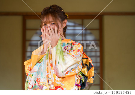 和室にいる振袖姿の若い日本人女性（二十歳の集い,成人式） 139155455