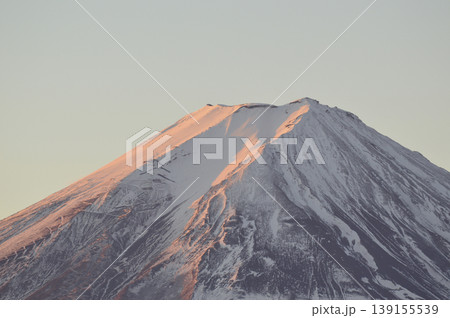 御坂峠から見る厳冬の朱色に染まる朝の富士山の頂 139155539