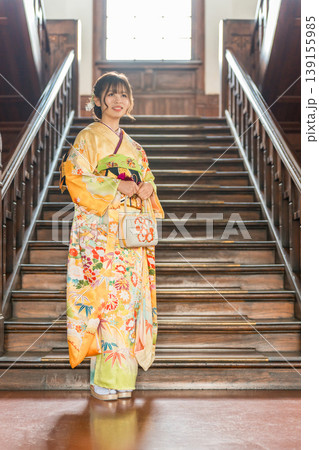 レトロな洋館の階段の前にいる振袖姿の日本人女性（二十歳の集い,成人式,成人,新成人） 139155985