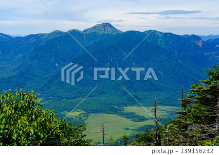 男体山山頂から望む日光白根山と広がる山岳風景 栃木県の絶景 139156232