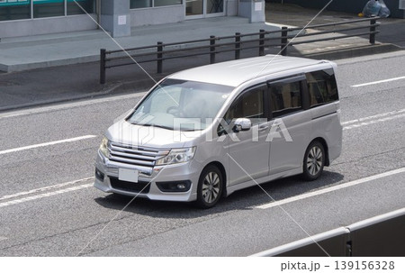 走行中のワンボックスカー ミニバン 走行中のワンボックスカー ミニバン 139156328