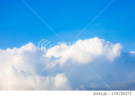 夏の青空と湧き立つ白い雲のシンプルな風景 夏の青空と湧き立つ白い雲のシンプルな風景 139156371