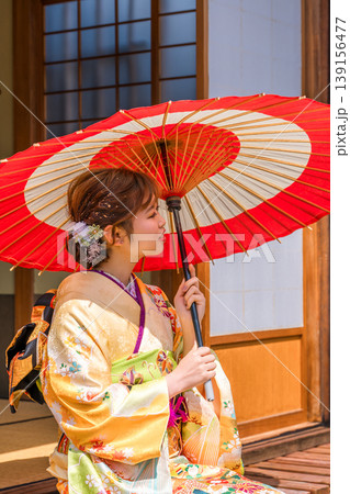 和室で振袖姿の若い日本人女性(二十歳の集い,成人式) 和室で振袖姿の若い日本人女性(二十歳の集い,成人式) 139156477