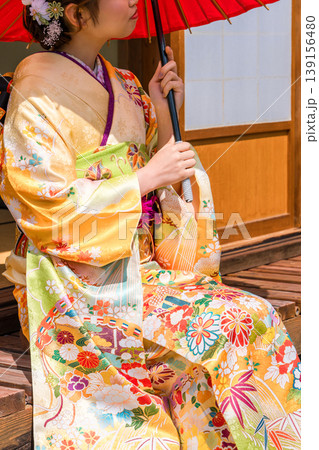和室で振袖姿の若い日本人女性(二十歳の集い,成人式) 和室で振袖姿の若い日本人女性(二十歳の集い,成人式) 139156480