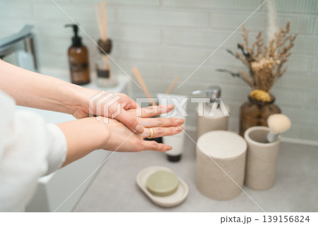 洗面所で手洗いをする女性の手元 洗面所で手洗いをする女性の手元 139156824
