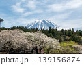 朝霧高原から望む富士山と満開の桜 139156874