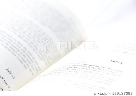 読書のイメージ - 英語の本のページを開いて、のんびり読書を楽しんでいるイメージ 読書のイメージ - 英語の本のページを開いて、のんびり読書を楽しんでいるイメージ 139157098