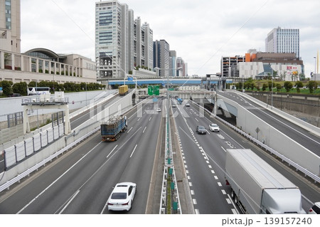 臨海副都心の交通網 湾岸線を走る車列とフジテレビ本社ビル 臨海副都心の交通網 湾岸線を走る車列とフジテレビ本社ビル 139157240