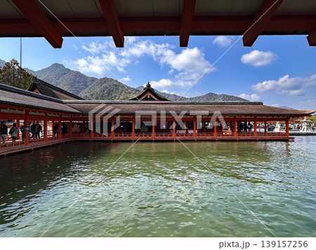 満潮の海に浮かぶ厳島神社 満潮の海に浮かぶ厳島神社 139157256