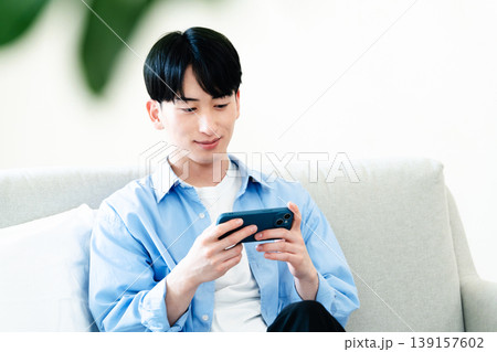 リビングでスマホを使う男性 リビングでスマホを使う男性 139157602