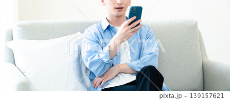 リビングでスマホを使う男性 139157621