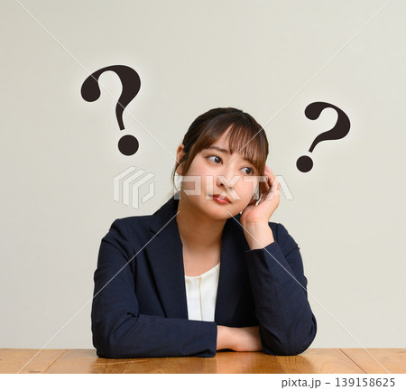机に向かう若い女性 机に向かう若い女性 139158625