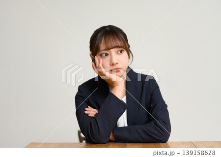 考え込む若い女性 考え込む若い女性 139158628